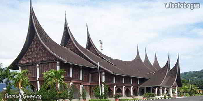 Rumah-Gadang-sebagai-Keunikan-Padang-Sumatera-Barat