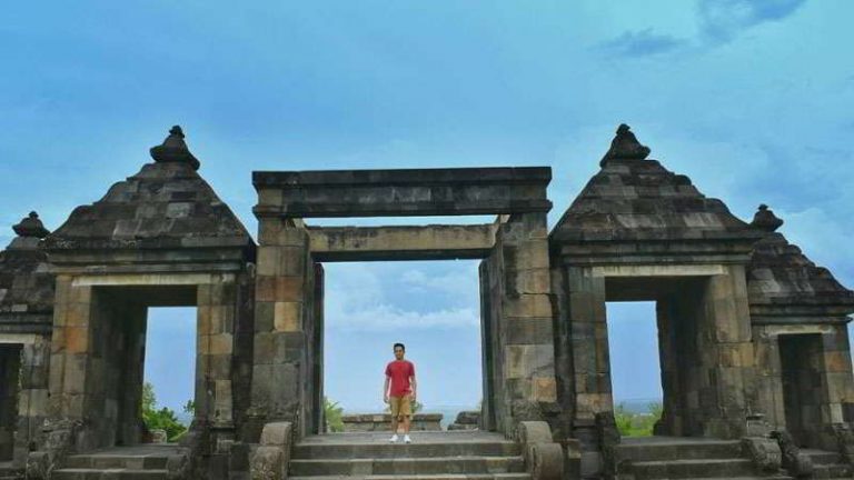 Candi Ratu Boko: Cerita Sejarah, Gambar & Tiket Masuk